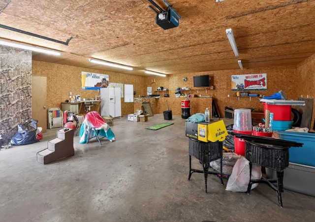 Photo 3 of Sale Pending at 920 Yarbro Ln, Paducah, KY 42003 | MLS# 26023038 | Listing updated on 2026-09-10