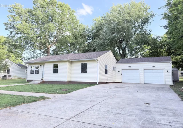 Photo 1 of Single family home for sale at 401 Sylvan Ter, Hopkinsville, KY 42240 | MLS# 26022960 | Listing updated on 2026-08-24