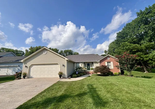 Photo 1 of Single family home for sale at 1400 N Shallow Lake Cir, Hopkinsville, KY 42240 | MLS# 26022980 | Listing updated on 2026-08-24