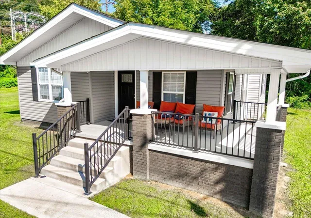 Photo 1 of Single family home for sale at 104 W 14th St, Corbin, KY 40701 | MLS# 26022983 | Listing updated on 2026-08-23