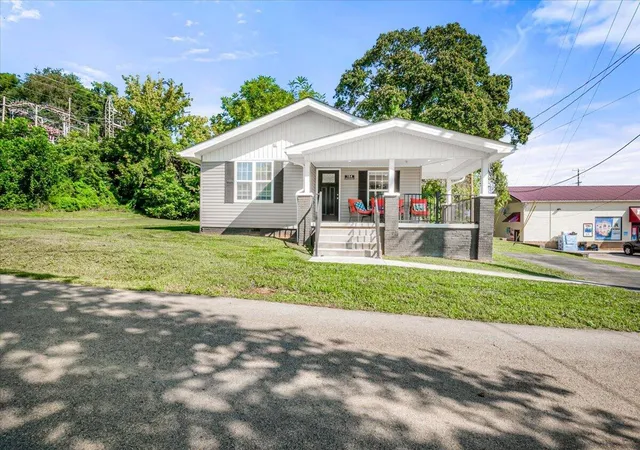 Photo 2 of Single family home for sale at 104 W 14th St, Corbin, KY 40701 | MLS# 26022983 | Listing updated on 2026-08-23