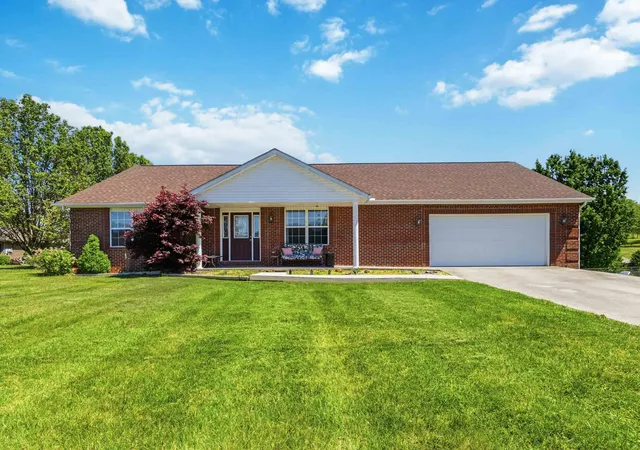 Photo 1 of Single family home for sale at 135 Country Acres Dr, Somerset, KY 42503 | MLS# 26023029 | Listing updated on 2026-08-29