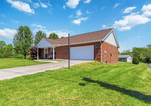 Photo 3 of Single family home for sale at 135 Country Acres Dr, Somerset, KY 42503 | MLS# 26023029 | Listing updated on 2026-08-29