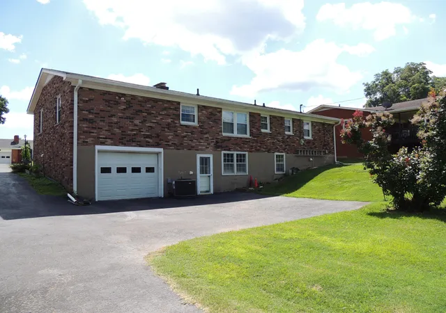 Photo 2 of Single family home for sale at 206 Bellwood Ct, Frankfort, KY 40601 | MLS# 26023057 | Listing updated on 2026-08-24