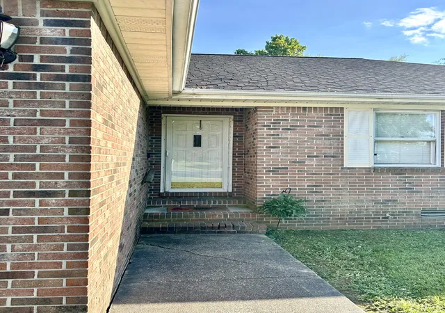 Photo 2 of Single family home for sale at 255 Hillington Dr, Paducah, KY 42001 | MLS# 26023218 | Listing updated on 2026-09-03