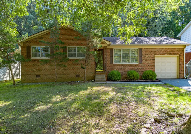 Photo 1 of Sale Pending at 362 Oakcrest Dr, Paducah, KY 42001 | MLS# 26023816 | Listing updated on 2026-09-03