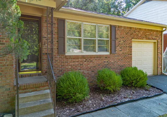Photo 2 of Sale Pending at 362 Oakcrest Dr, Paducah, KY 42001 | MLS# 26023816 | Listing updated on 2026-09-03