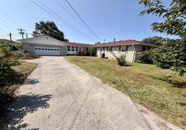 Photo 2 of Single family home for sale at 214 Laurel Dr, Berea, KY 40403 | MLS# 26023088 | Listing updated on 2026-09-28