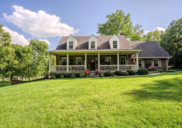 Photo 1 of Single family home for sale at 2075 Pinckard Pike, Versailles, KY 40383 | MLS# 26023337 | Listing updated on 2026-08-29