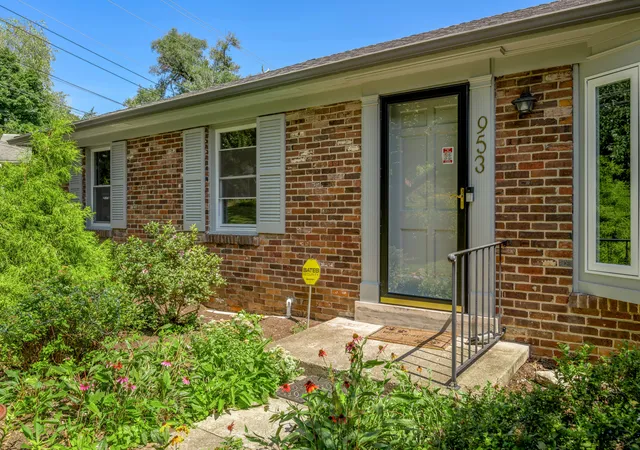 Photo 2 of Single family home for sale at 953 Holly Springs Dr, Lexington, KY 40504 | MLS# 26023286 | Listing updated on 2026-09-28