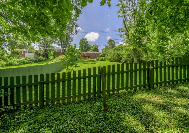 Photo 3 of Single family home for sale at 953 Holly Springs Dr, Lexington, KY 40504 | MLS# 26023286 | Listing updated on 2026-09-28