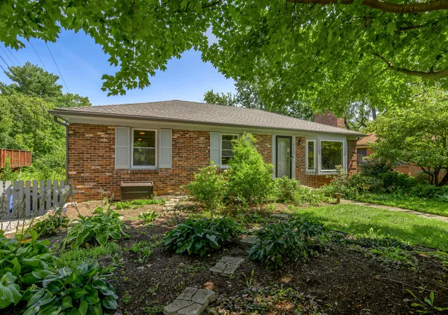 Photo 4 of Single family home for sale at 953 Holly Springs Dr, Lexington, KY 40504 | MLS# 26023286 | Listing updated on 2026-10-20