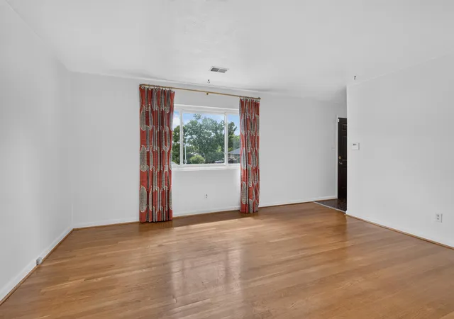 Photo 2 of Single family home for sale at 575 Monticello Blvd, Lexington, KY 40503 | MLS# 26023161 | Listing updated on 2026-09-15