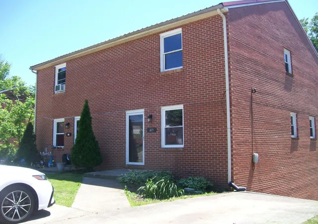 Photo 1 of Multi family home for sale at 409 411 409 411 Longview Dr Dr, Nicholasville, KY 40356 | MLS# 26023566 | Listing updated on 2026-09-08