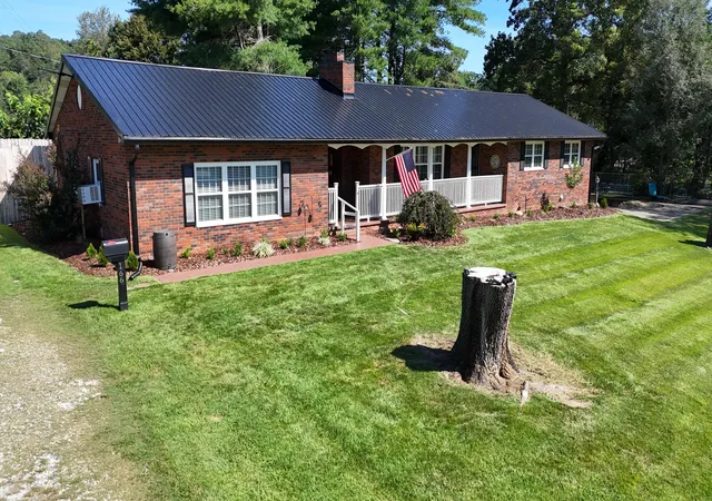 Photo 1 of Single family home for sale at 166 Brookview Dr, Manchester, KY 40962 | MLS# 26023413 | Listing updated on 2026-09-13
