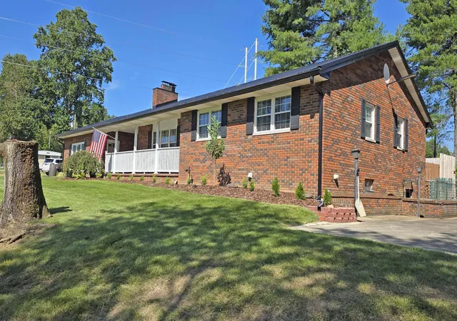 Photo 3 of Single family home for sale at 166 Brookview Dr, Manchester, KY 40962 | MLS# 26023413 | Listing updated on 2026-09-13