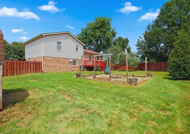 Photo 3 of Single family home for sale at 421 Meadow Dr, Berea, KY 40403 | MLS# 26023203 | Listing updated on 2026-10-13