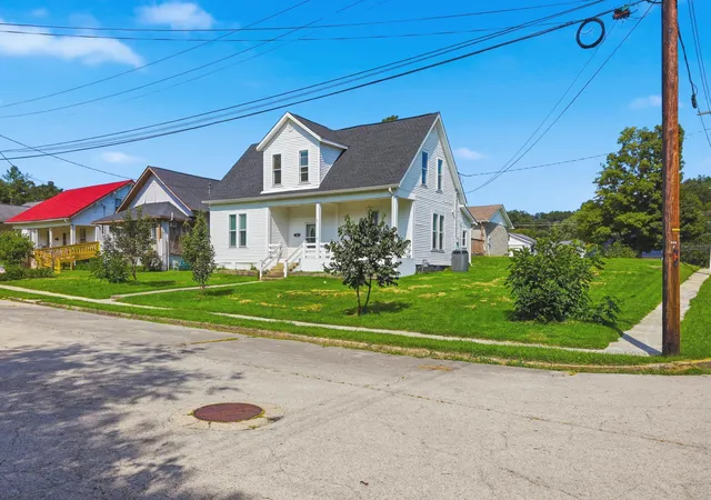 Single family home for sale at 402 Park Ave, Irvine, KY 40336 | MLS# 26023260