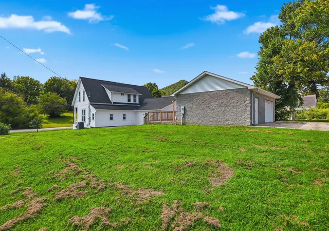 Photo 2 of Single family home for sale at 402 Park Ave, Irvine, KY 40336 | MLS# 26023260 | Listing updated on 2026-08-25