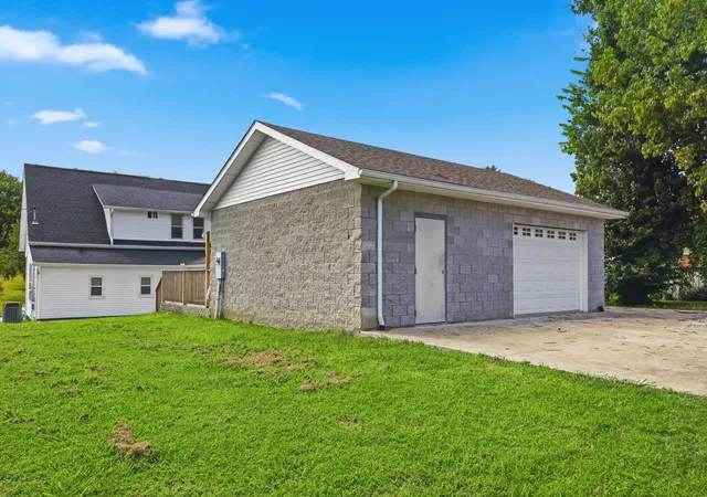 Photo 3 of Single family home for sale at 402 Park Ave, Irvine, KY 40336 | MLS# 26023260 | Listing updated on 2026-08-25