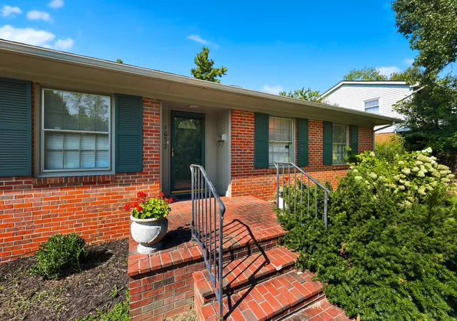 Photo 2 of Single family home for sale at 1032 Whitehall Pl, Lexington, KY 40517 | MLS# 26023291 | Listing updated on 2026-09-04