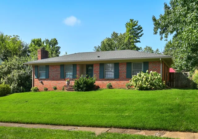 Photo 3 of Sale Pending at 1032 Whitehall Pl, Lexington, KY 40517 | MLS# 26023291 | Listing updated on 2026-10-13