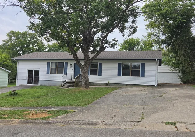 Photo 2 of Sale Pending at 1405 Barberry Pl, Hopkinsville, KY 42240 | MLS# 26023338 | Listing updated on 2026-09-15