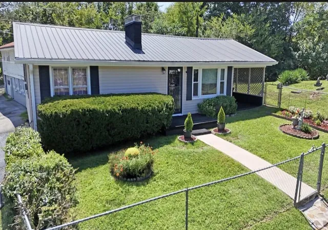 Photo 3 of Sale Pending at 72 Marcum Hill Rd, Manchester, KY 40962 | MLS# 26023440 | Listing updated on 2026-09-16