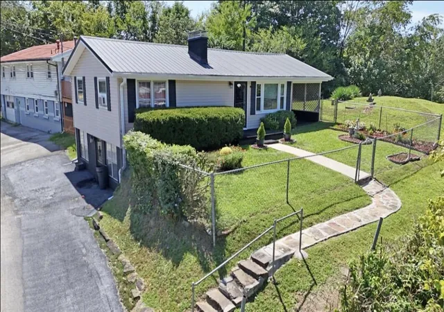 Photo 3 of Sale Pending at 72 Marcum Hill Rd, Manchester, KY 40962 | MLS# 26023440 | Listing updated on 2026-09-16