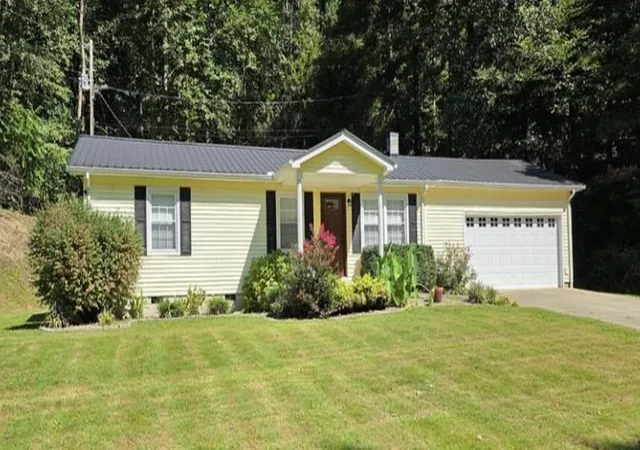 Photo 3 of Single family home for sale at 2701 Beech Creek Rd, Manchester, KY 40962 | MLS# 26023417 | Listing updated on 2026-09-16