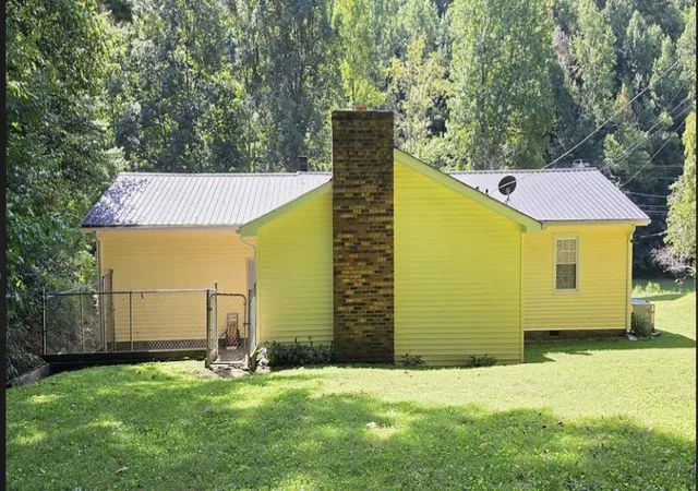 Photo 3 of Single family home for sale at 2701 Beech Creek Rd, Manchester, KY 40962 | MLS# 26023417 | Listing updated on 2026-09-16
