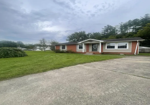 Photo 3 of Sale Pending at 32 Stephen Trace Rd Ct, Barbourville, KY 40906 | MLS# 26023366 | Listing updated on 2026-09-01