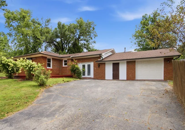 Single family home for sale at 169 Newcastle St, Lexington, KY 40504 | MLS# 26023449