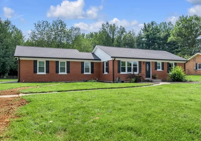 Photo 3 of Sale Pending at 110 Gaybourne Wy, Versailles, KY 40383 | MLS# 26023588 | Listing updated on 2026-09-27