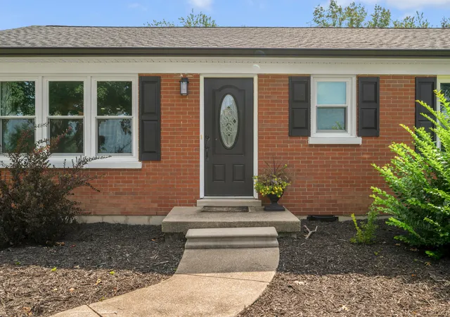 Photo 4 of Sale Pending at 110 Gaybourne Wy, Versailles, KY 40383 | MLS# 26023588 | Listing updated on 2026-10-13