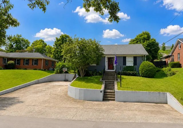 Photo 3 of Single family home for sale at 104 Reservoir Rd, Frankfort, KY 40601 | MLS# 26023554 | Listing updated on 2026-10-02