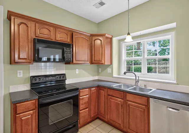 Photo 4 of Sale Pending at 925 Seneca Park, Lexington, KY 40515 | MLS# 26023559 | Listing updated on 2026-09-11