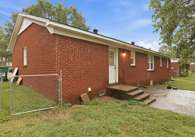 Photo 2 of Single family home for sale at 111 Bel Aire Dr, Mayfield, KY 42066 | MLS# 26023706 | Listing updated on 2026-09-09