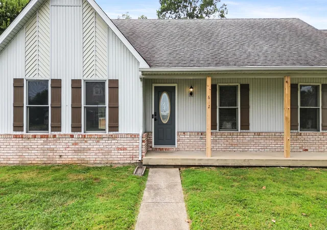 Photo 1 of Single family home for sale at 612 Woodview Dr, Somerset, KY 42503 | MLS# 26023524 | Listing updated on 2026-09-06