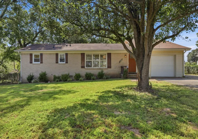 Photo 1 of Single family home for sale at 1312 Kirkwood, Murray, KY 42071 | MLS# 26023560 | Listing updated on 2026-10-11