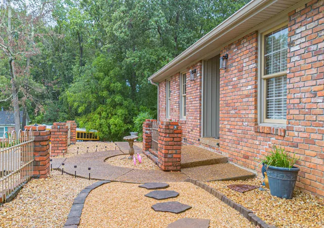 Photo 2 of Sale Pending at 206 Circle Dr, Benton, KY 42025 | MLS# 26023665 | Listing updated on 2026-09-09