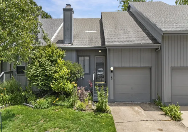 Photo 2 of Townhouse for sale at 120 Cherrybrook Dr, Nicholasville, KY 40356 | MLS# 26023598 | Listing updated on 2026-09-12