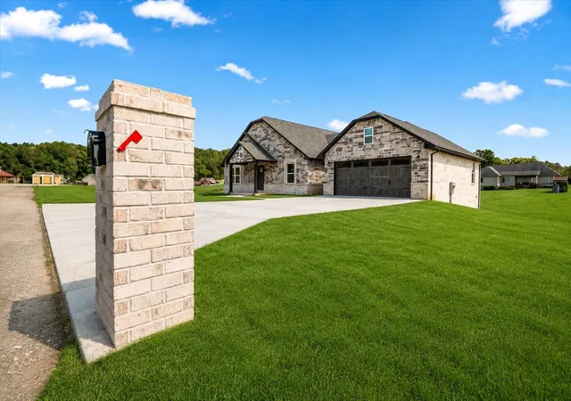 Photo 2 of Single family home for sale at 451 Madison Cir, London, KY 40741 | MLS# 26023624 | Listing updated on 2026-09-08