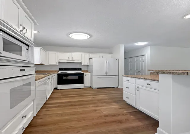 Photo 3 of Single family home for sale at 1602 Oak Hl Dr, Murray, KY 42071 | MLS# 26023806 | Listing updated on 2026-08-31