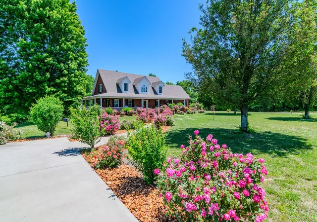 Photo 1 of Single family home for sale at 200 English Ln, Columbia, KY 42728 | MLS# 26023727 | Listing updated on 2026-08-30