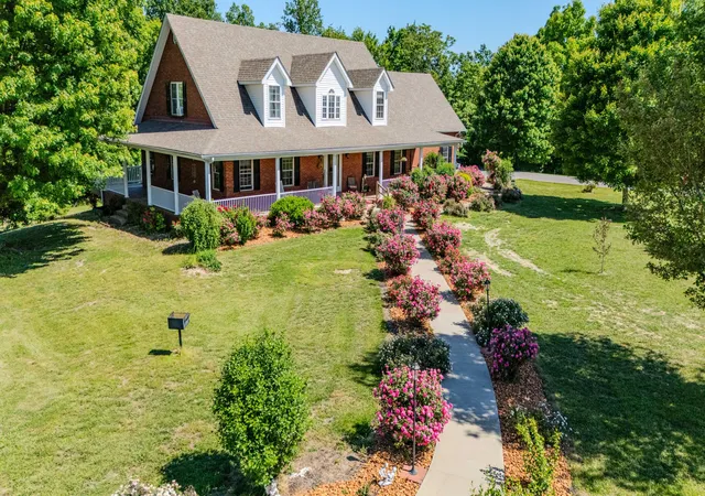 Photo 2 of Single family home for sale at 200 English Ln, Columbia, KY 42728 | MLS# 26023727 | Listing updated on 2026-08-30