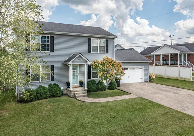 Photo 2 of Sale Pending at 900 N Meadowhill Rd, Paris, KY 40361 | MLS# 26023856 | Listing updated on 2026-10-07
