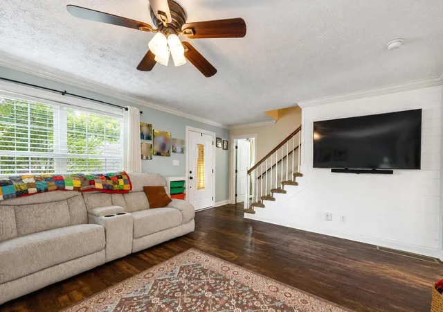 Photo 3 of Sale Pending at 900 N Meadowhill Rd, Paris, KY 40361 | MLS# 26023856 | Listing updated on 2026-10-07