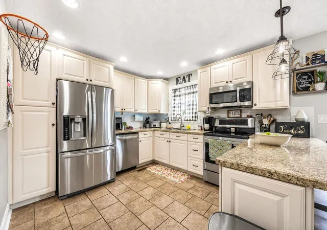 Photo 4 of Sale Pending at 900 N Meadowhill Rd, Paris, KY 40361 | MLS# 26023856 | Listing updated on 2026-10-07