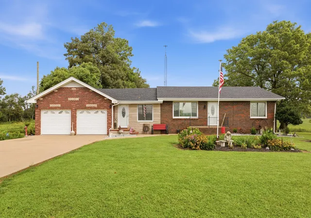 Photo 1 of Single family home for sale at 1352 Grant Rd, Murray, KY 42071 | MLS# 26023830 | Listing updated on 2026-08-31